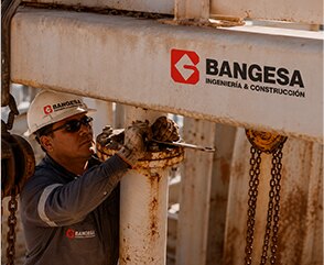 Técnico realizando mantenimiento a una estructura metálica