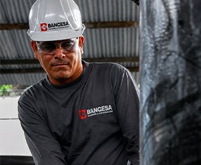 Operador de BANGESA con casco y lentes de seguridad