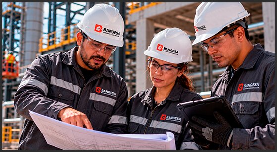 Tres integrantes del equipo BANGESA revisando planos en obra