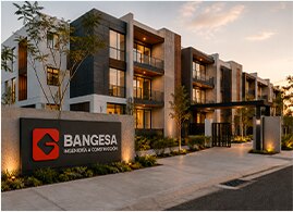 Fachada de desarrollo residencial moderno con letrero BANGESA